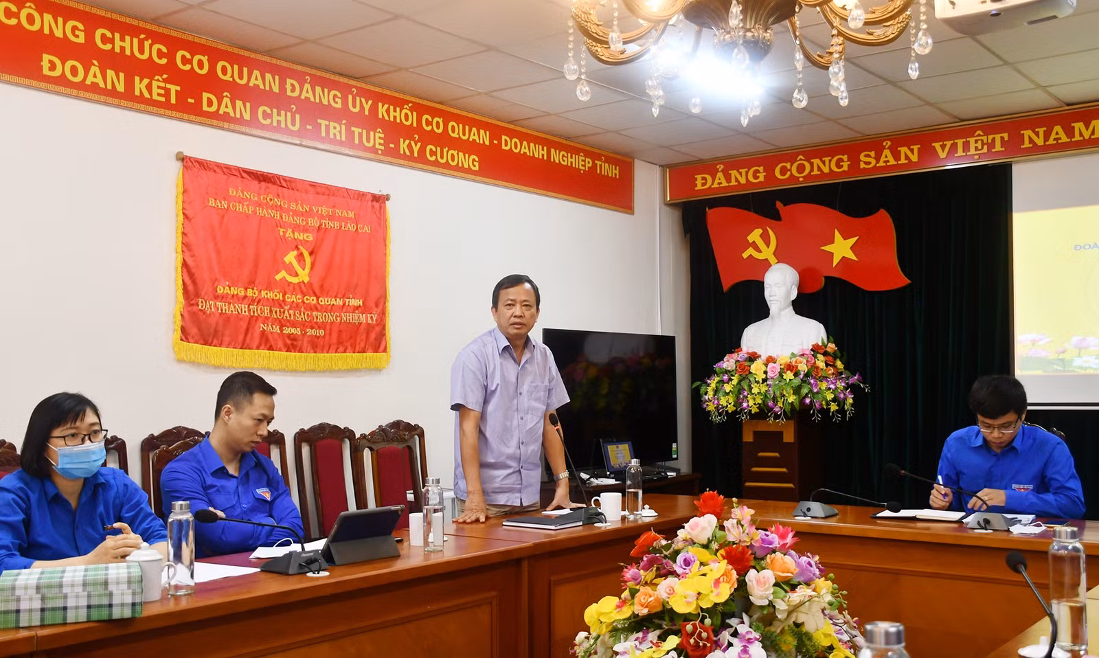 Thường trực Đảng ủy Khối Cơ quan - Doanh nghiệp tỉnh phát biểu chỉ đạo.