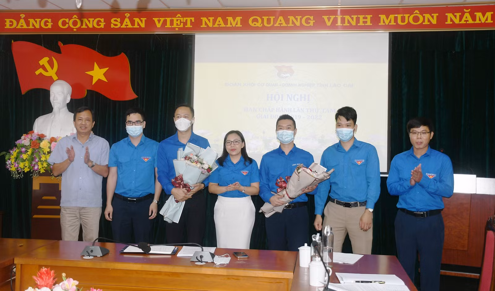 Tặng hoa chúc mừng các đồng chí trúng cử chức danh Phó Bí thư Đoàn Khối Cơ quan - Doanh nghiệp tỉnh.