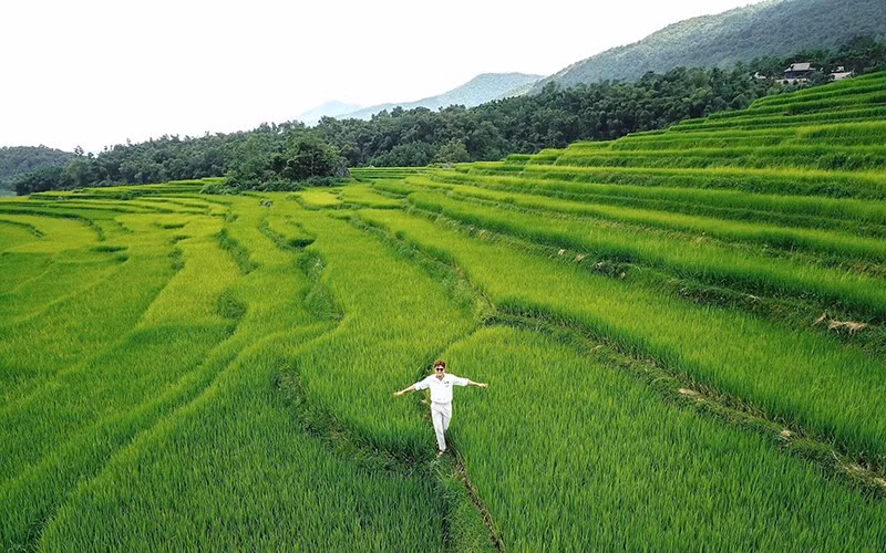 Du khách khám phá ruộng bậc thang ở Pù Luông. Ảnh: MẠNH TIẾN KHÔI