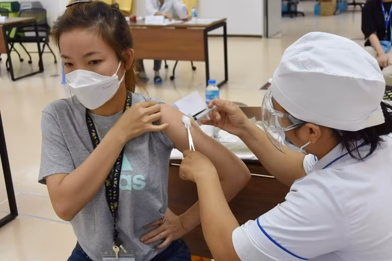 Tiêm vắc xin phòng COVID-19 cho người dân.