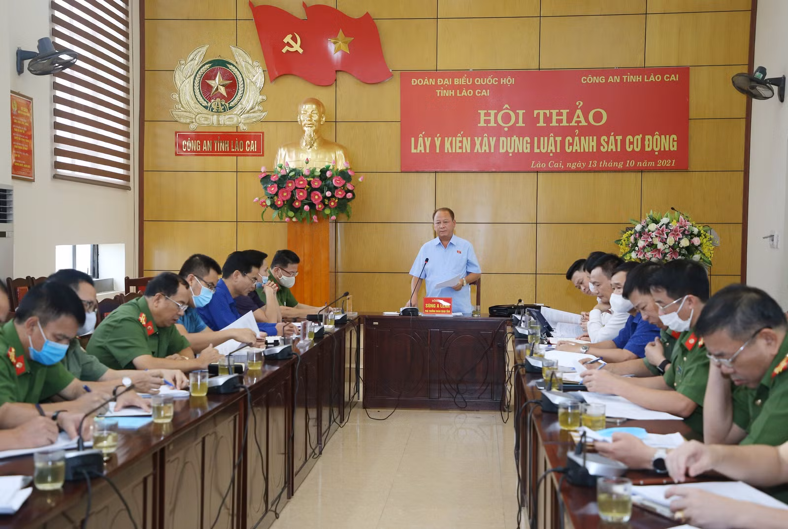 Đồng chí Sùng A Lềnh phát biểu đề dẫn tại hội thảo.