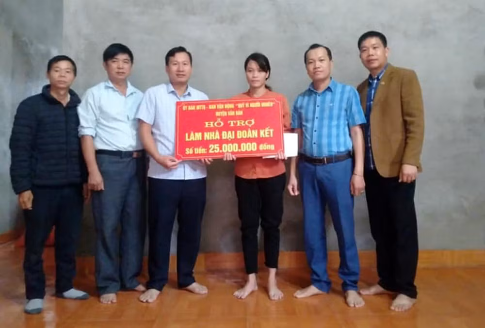 Trao tiền hỗ trợ làm nhà "Đại đoàn kết" tại xã Liêm Phú ảnh 1