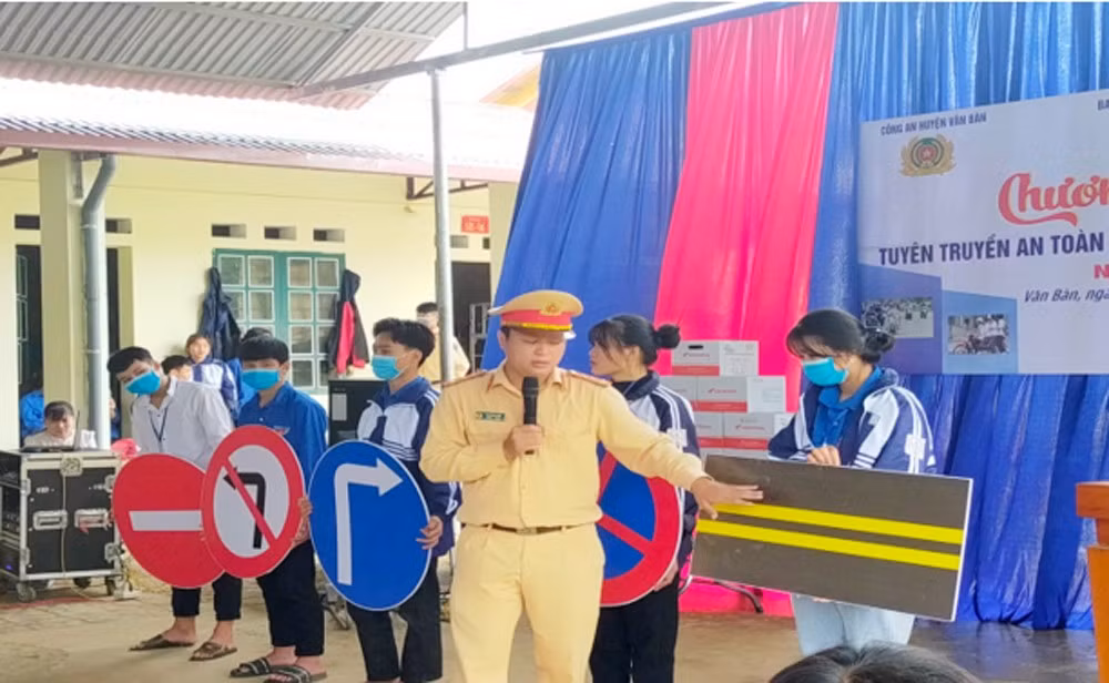 Hướng dẫn học sinh nhận biết các biển báo hiệu giao thông.