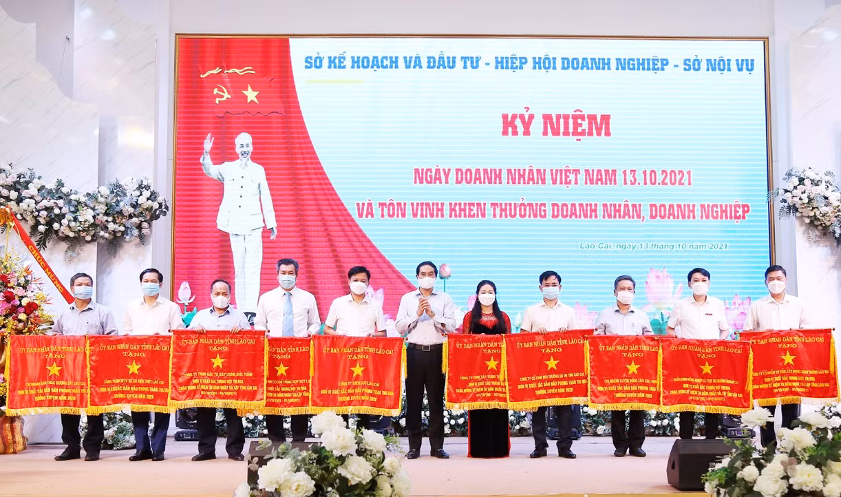 Trao Cờ thi đua của UBND tỉnh cho 10 tập thể. Trao Bằng khen của Chủ tịch UBND tỉnh cho 10 tập thể. Trao danh hiệu Tập thể lao động xuất sắc của Chủ tịch UBND tỉnh cho các tập thể.