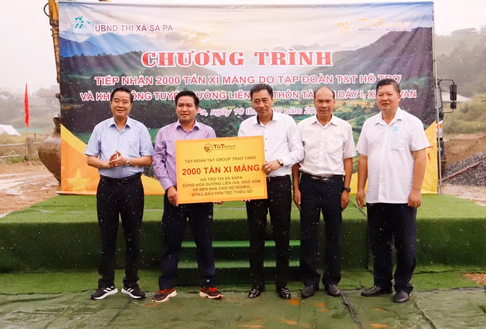 Tập đoàn T&T Group trao tặng thị xã Sa Pa 2.000 tấn xi măng ảnh 1