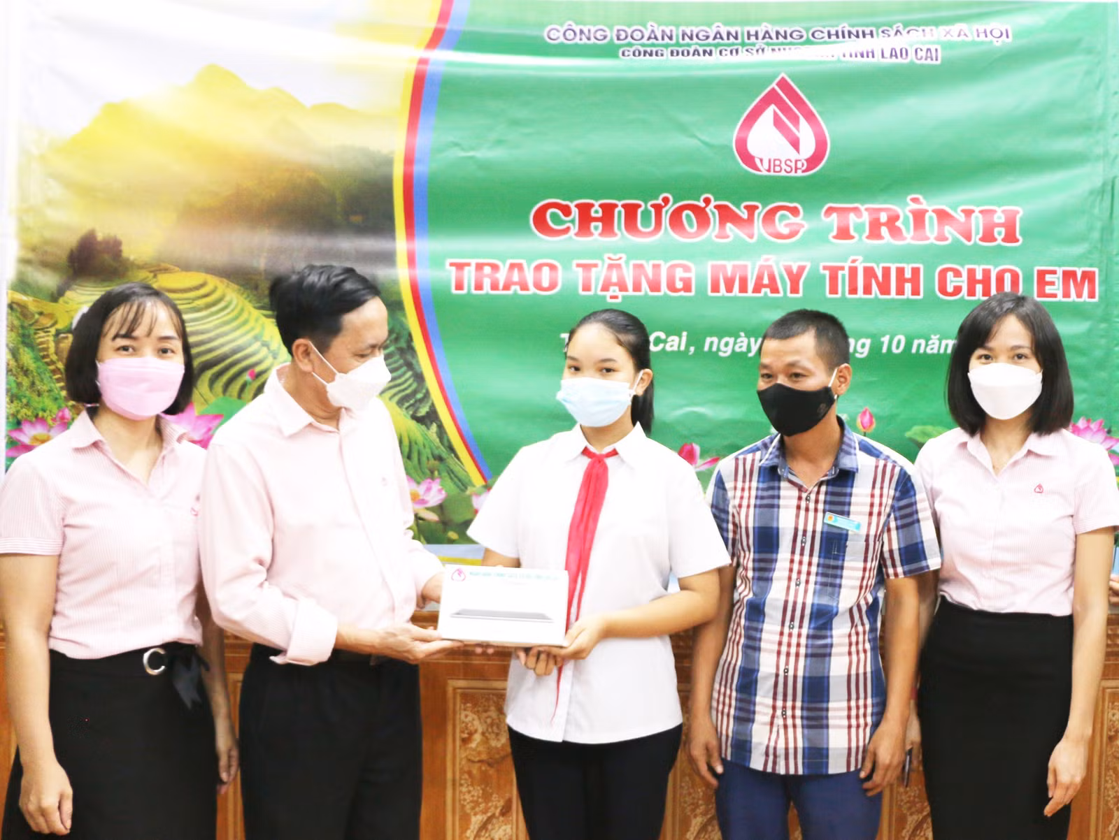 Lãnh đạo Ngân hàng Chính sách xã hội Chi nhánh tỉnh Lào Cai trao tặng máy tính bảng cho em Nguyễn Tú Anh, học sinh Trường THCS Ngô Văn Sở (thành phố Lào Cai). Trao tặng máy tính bảng cho em Hoàng Thị Kiều Ly, học sinh Trường THCS Cam Đường (thành phố Lào Cai).