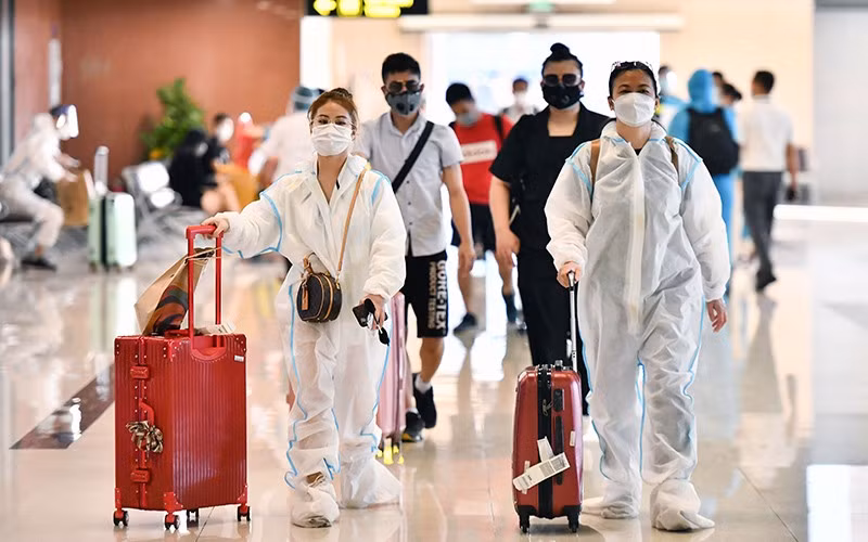 Hành khách đi máy bay từ TP Hồ Chí Minh hạ cánh tại sân bay Nội Bài (Hà Nội).