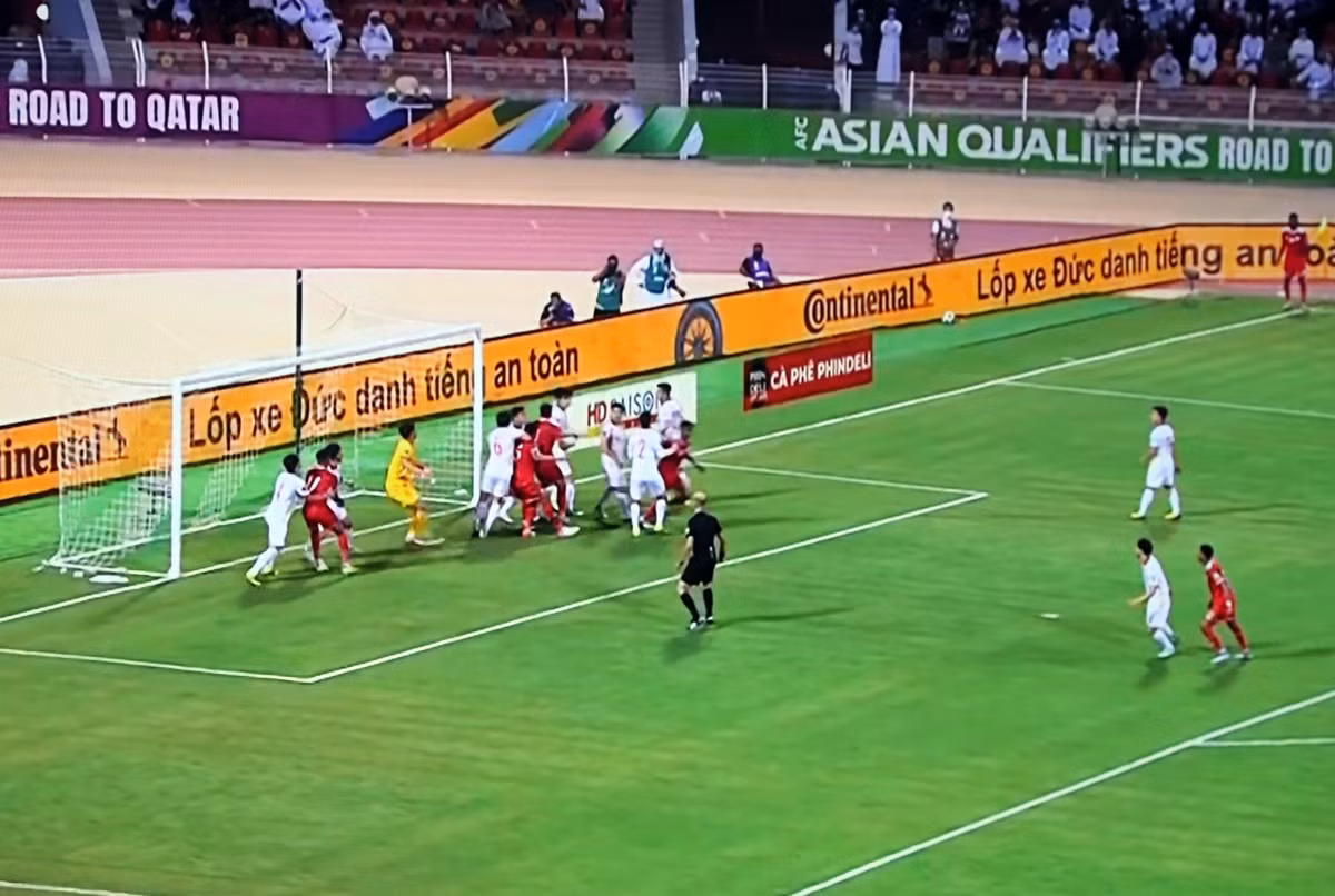 Tình huống đã phạt góc mang về bàn thắng nâng tỷ số trận đấu lên 2 - 1 cho chủ nhà Oman.