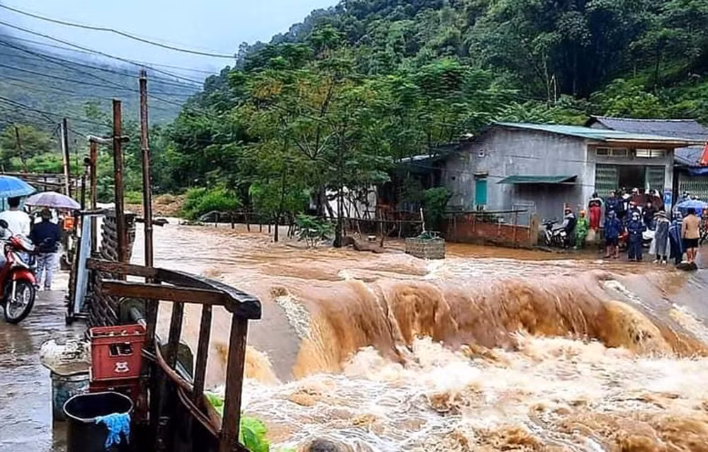 Nước lũ ngập đường gây ách tắc giao thông tại xã Mường Hum, huyện Bát Xát.