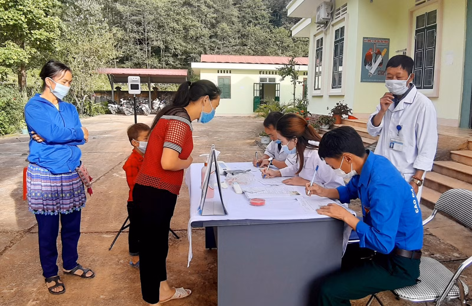 Đoàn viên thanh niên xung kích tham gia hỗ trợ công tác tiêm vắc-xin phòng Covid-19.