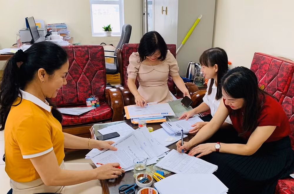 Tổ Thư ký Ban Tổ chức giải chuẩn bị tác phẩm chấm sơ khảo.