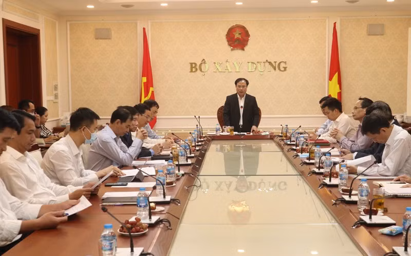 Thứ trưởng Xây dựng Nguyễn Văn Sinh phát biểu tại Hội thảo góp ý Dự thảo Chiến lược phát triển nhà ở Quốc gia giai đoạn 2021 – 2030, tầm nhìn đến năm 2040