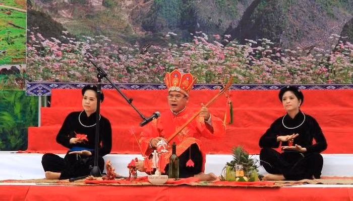 Tiết mục then “mời trầu, cau thổ công” do các nghệ nhân hát then, đàn tính Hà Giang biểu diễn tại Liên hoan năm 2018.