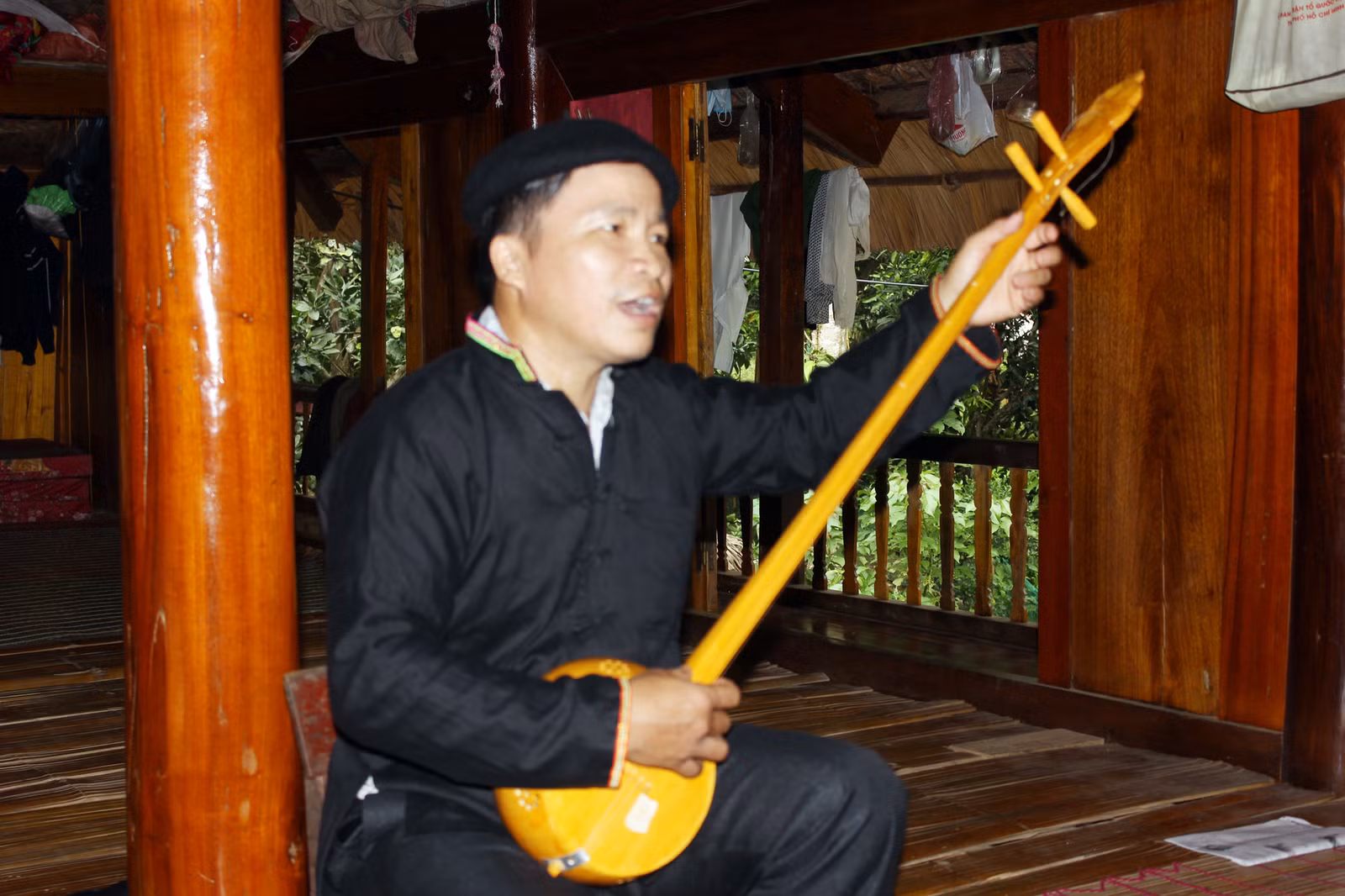 Nghệ nhân ưu tú Hoàng Văn Thụy bên cây đàn Tính.