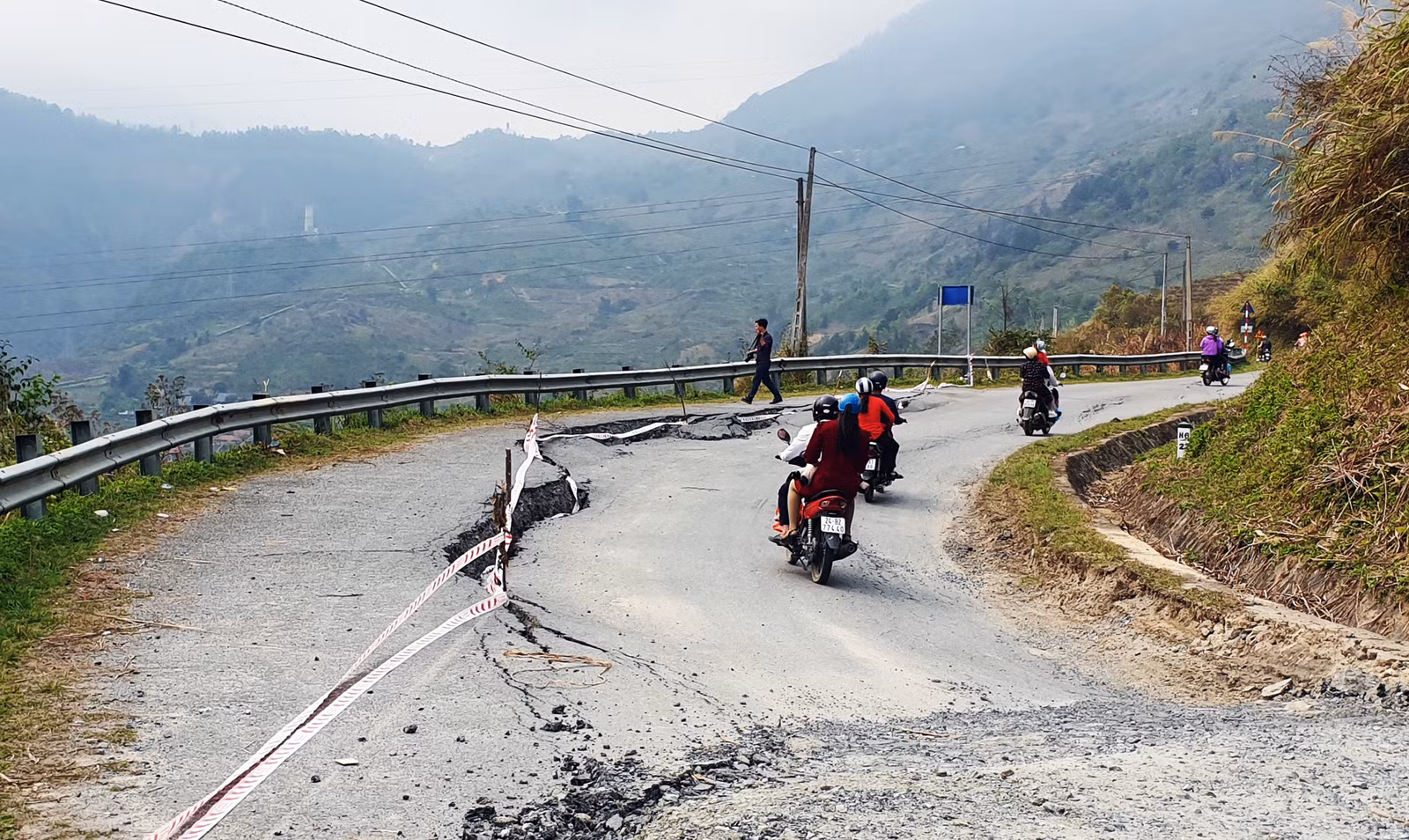 Điểm sụt lún gây nguy hiểm cho người và phương tiện khi lưu thông qua đây.
