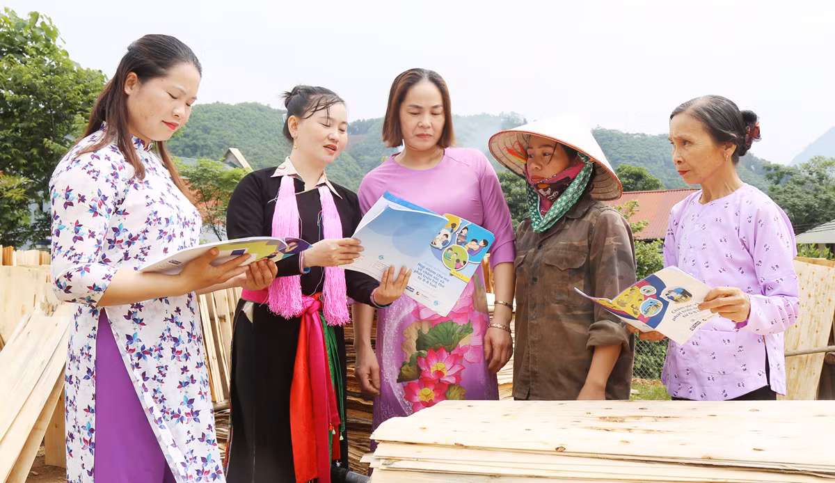 Tuyên truyền, phổ biến kiến thức chăm sóc trẻ đến các hội viên phụ nữ trong thôn.