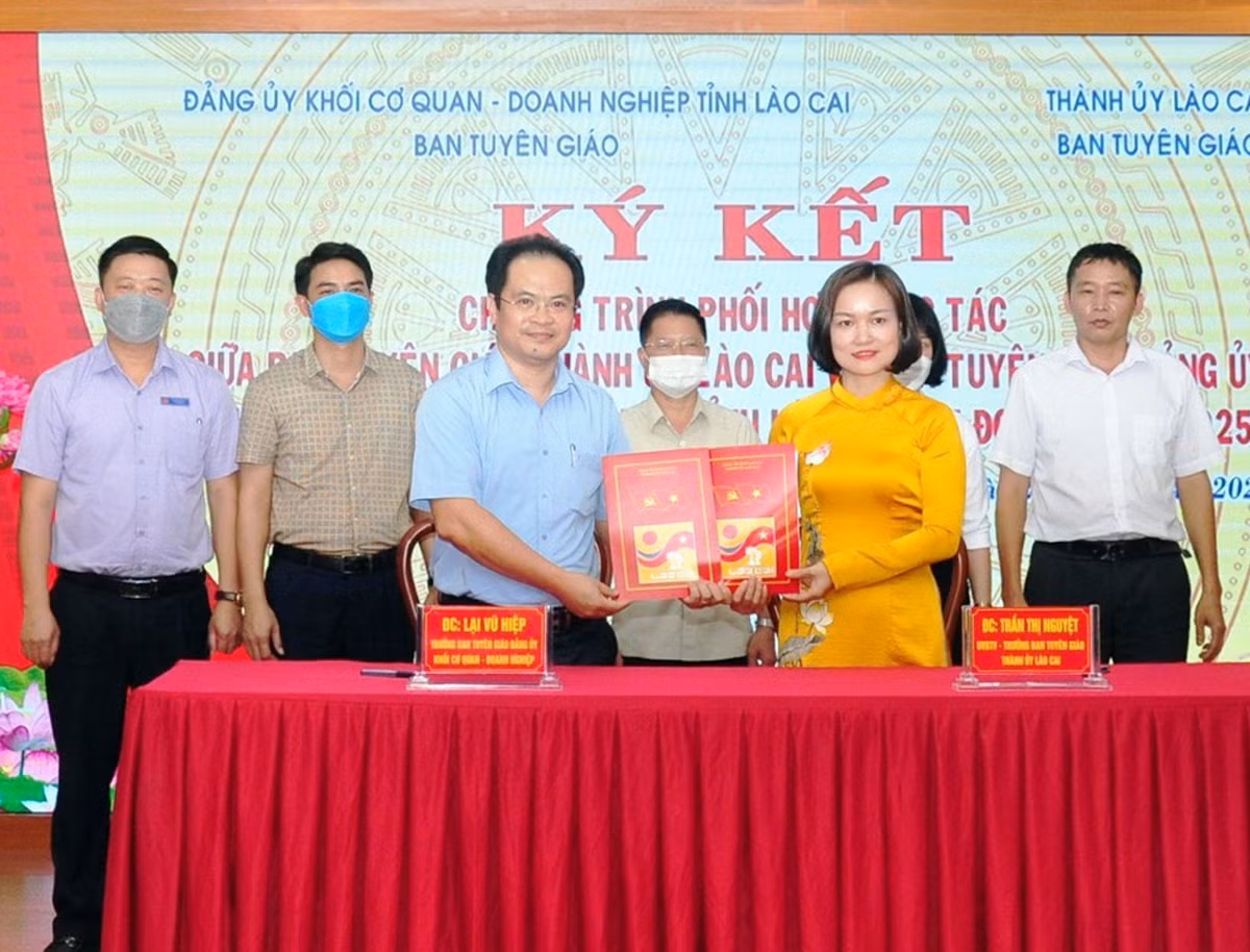 Ký kết Chương trình phối hợp công tác giữa Ban Tuyên giáo Đảng ủy Khối Cơ quan – Doanh nghiệp với Ban Tuyên giáo Thành uỷ Lào Cai ảnh 1
