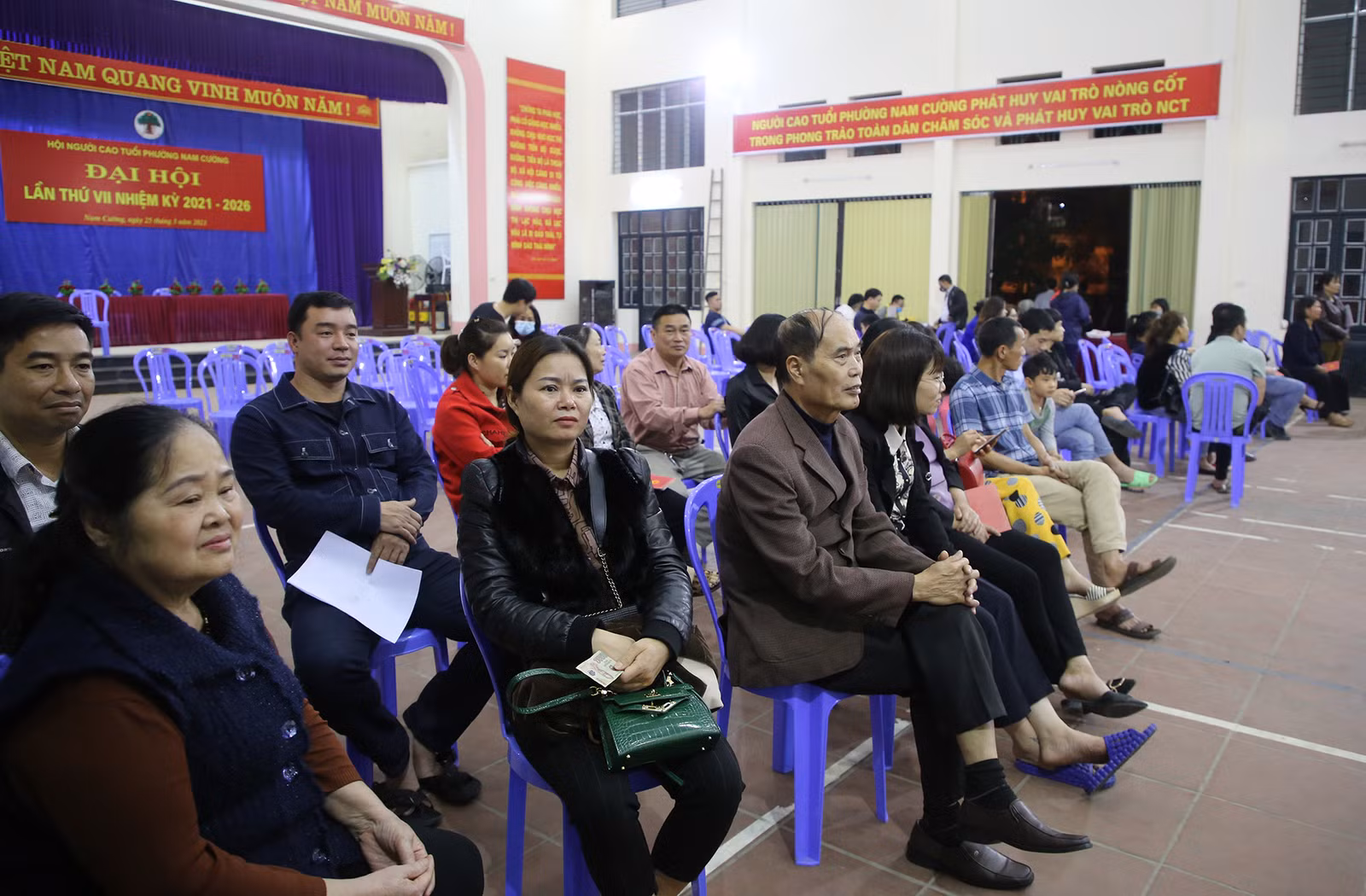 Người dân ngồi chờ đến lượt làm thủ tục cấp căn cước công dân.