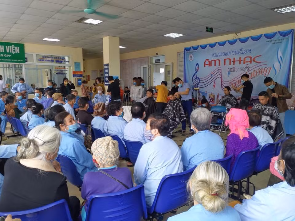 Câu lạc bộ Làm đẹp Lào Cai cắt tóc miễn phí cho bệnh nhân và người nhà bệnh nhân.