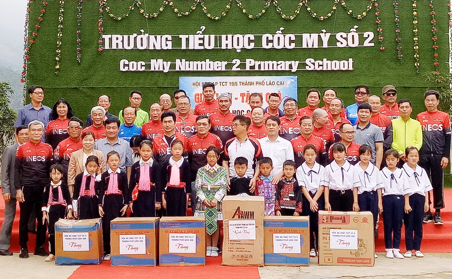 Tặng quà nhà trường và các em học sinh.
