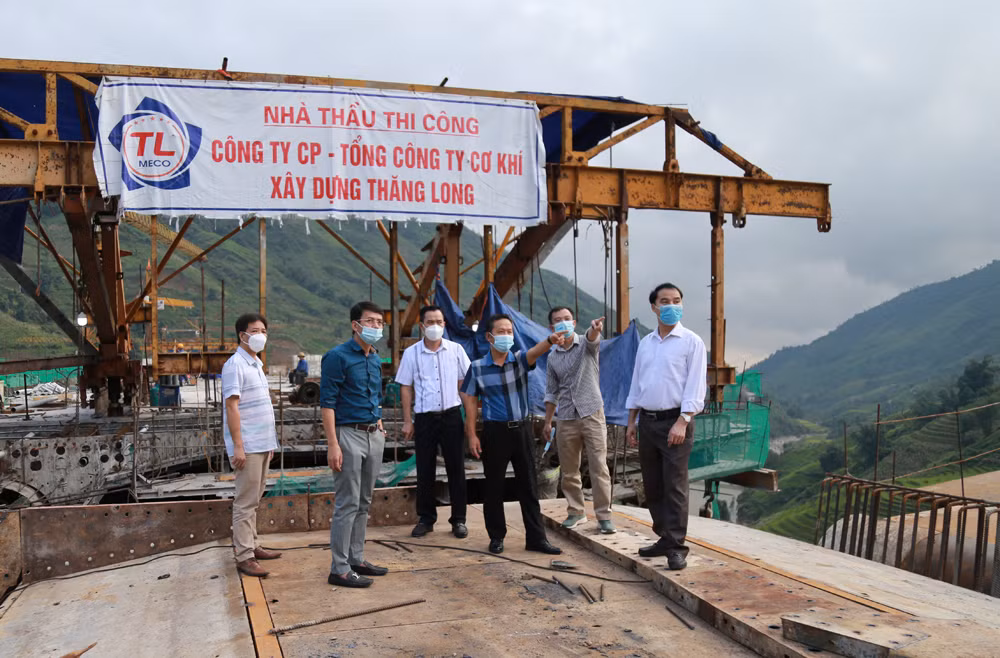 Trên công trường đường nối cao tốc Nội Bài - Lào Cai đi Sa Pa ảnh 5