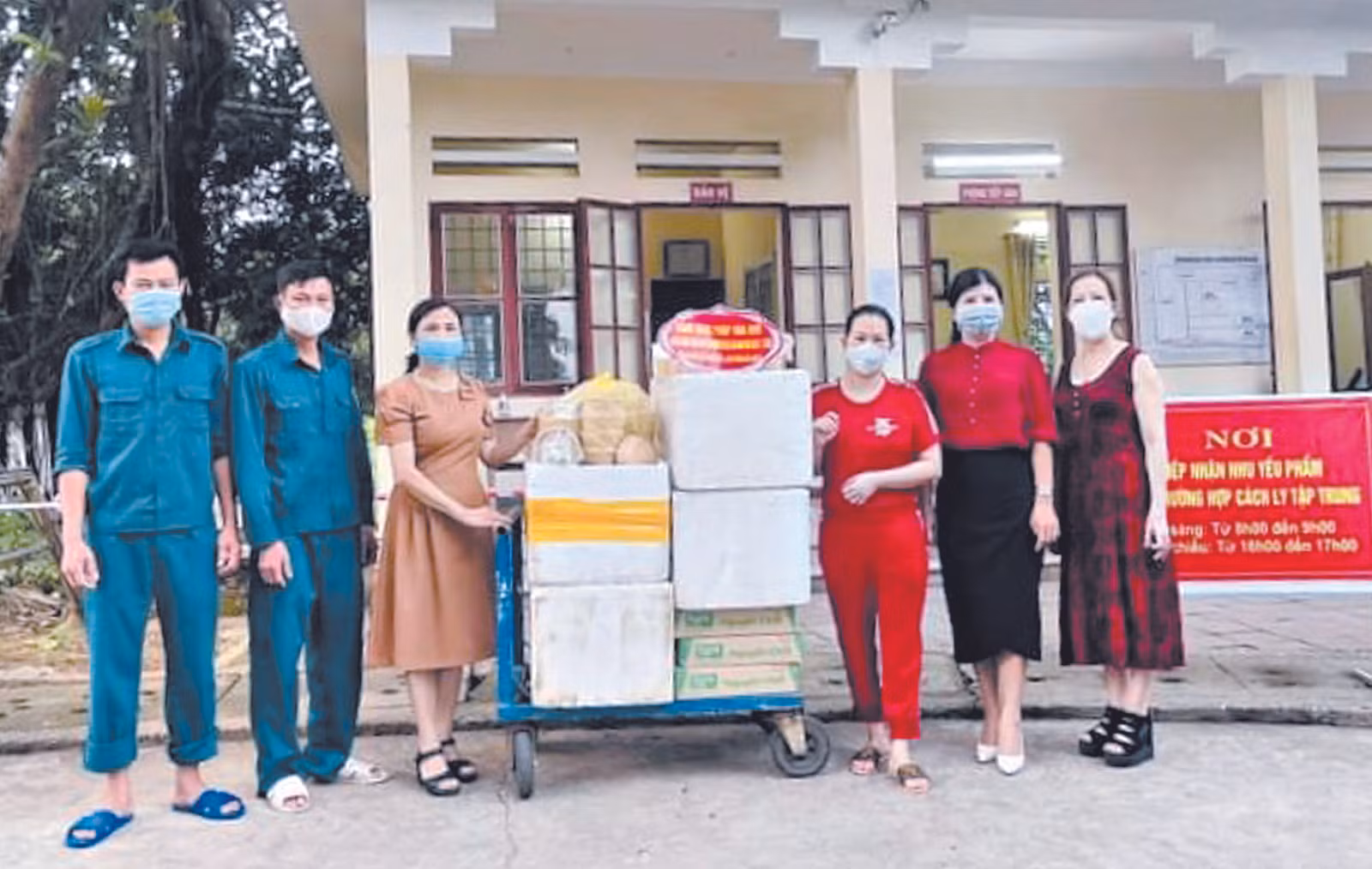 Hội Người cao tuổi phường Cốc Lếu tặng nhu yếu phẩm cho khu cách ly y tế.