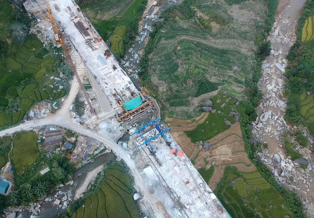 Trên công trường đường nối cao tốc Nội Bài - Lào Cai đi Sa Pa ảnh 4