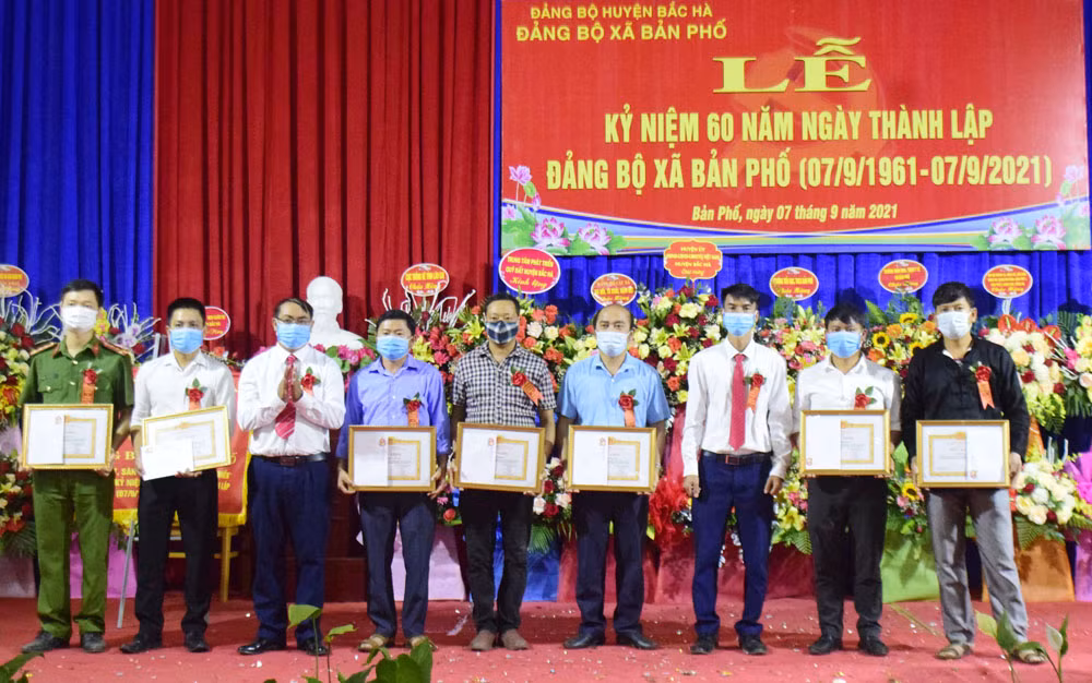 Bí thư Huyện ủy Bắc Hà Nguyễn Duy Hòa phát biểu tại buổi làm việc với Đảng ủy xã Bản Phố. Ảnh: TL