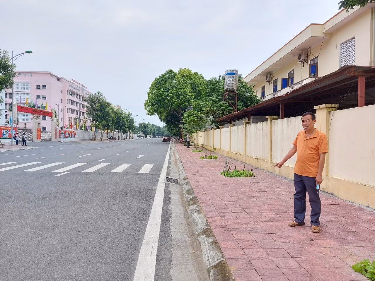 Hành lang tuyến phố Kim Hoa (phường Kim Tân) được lát gạch nhờ kinh phí xã hội hóa.