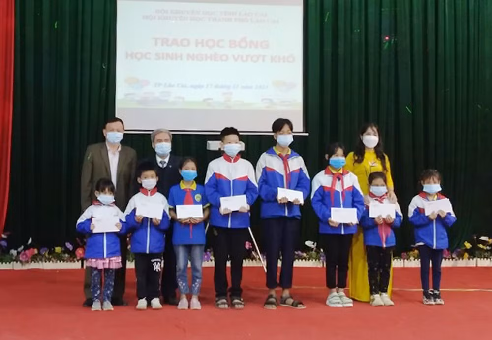 Hội Khuyến học tỉnh trao học bổng cho học sinh Trường Tiểu học và Trung học cơ sở xã Đồng Tuyển, thành phố Lào Cai.