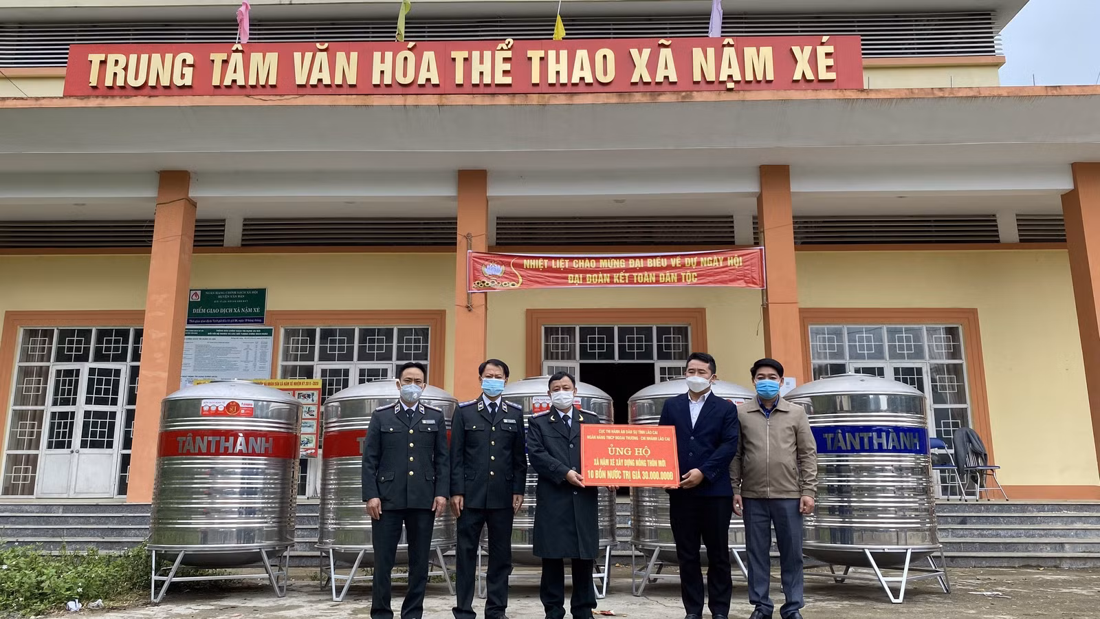 Đoàn công tác trao tặng 10 bồn nước inox cho người dân thôn Tu Thượng.