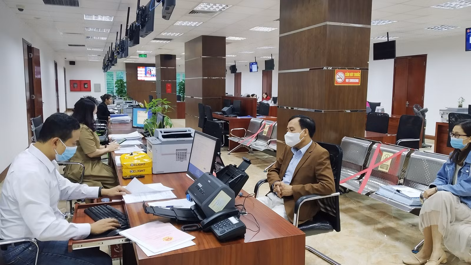 Những công dân đầu tiên đến giải quyết thủ tục hành chính tại địa điểm mới của bộ phận "một cửa" UBND thành phố Lào Cai.