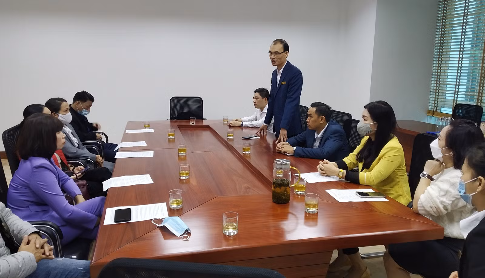 Lãnh đạo Trung tâm Phục vụ hành chính công tỉnh làm việc với bộ phận "một cửa" UBND thành phố Lào Cai.