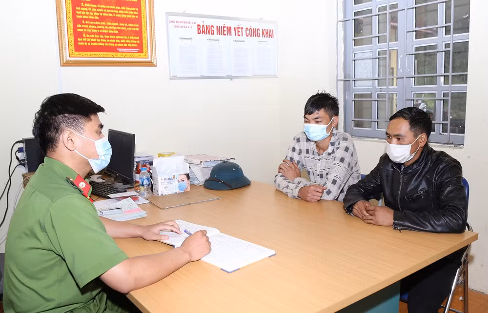 Trong khi tiếp công dân, Công an xã A Lù luôn kết hợp tuyên truyền, phổ biến pháp luật.