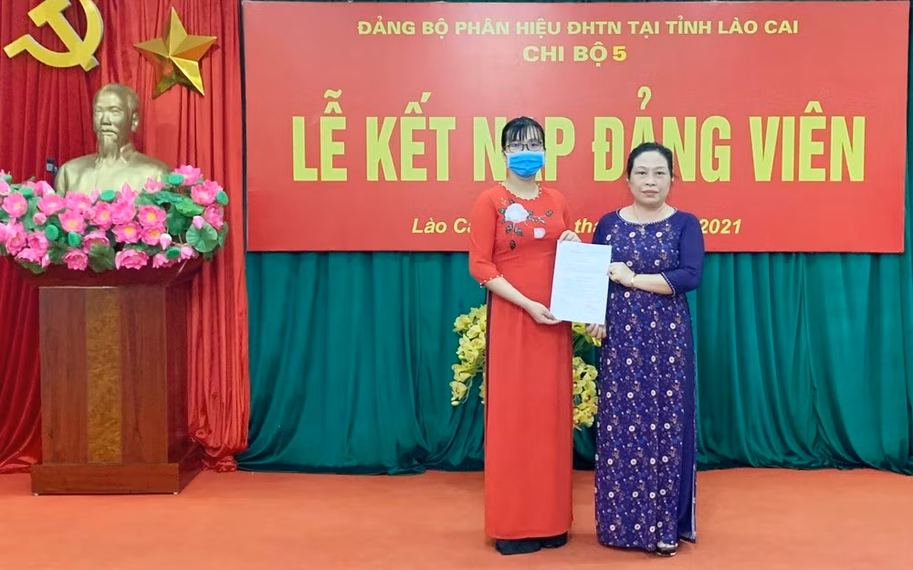 Trao Quyết định kết nạp Đảng cho học sinh Nguyễn Thị Thu Thảo.