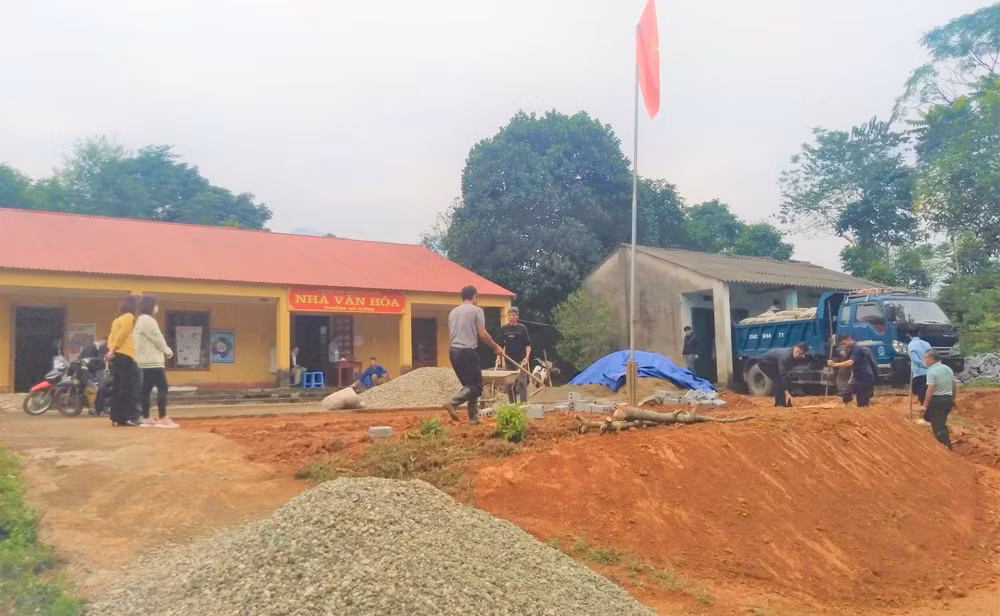 Trao tặng 15 tấn xi măng cho nhân dân thôn Vĩ Kẽm, xã Quang Kim ảnh 2