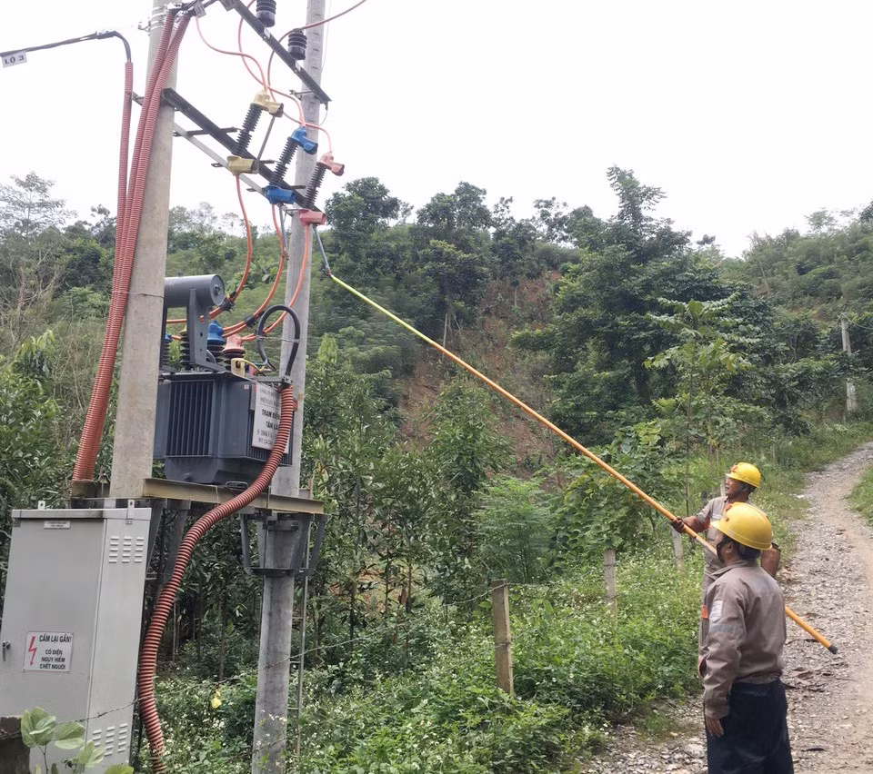 Đóng điện tại trạm biến áp Tân Lập, xã Trì Quang.