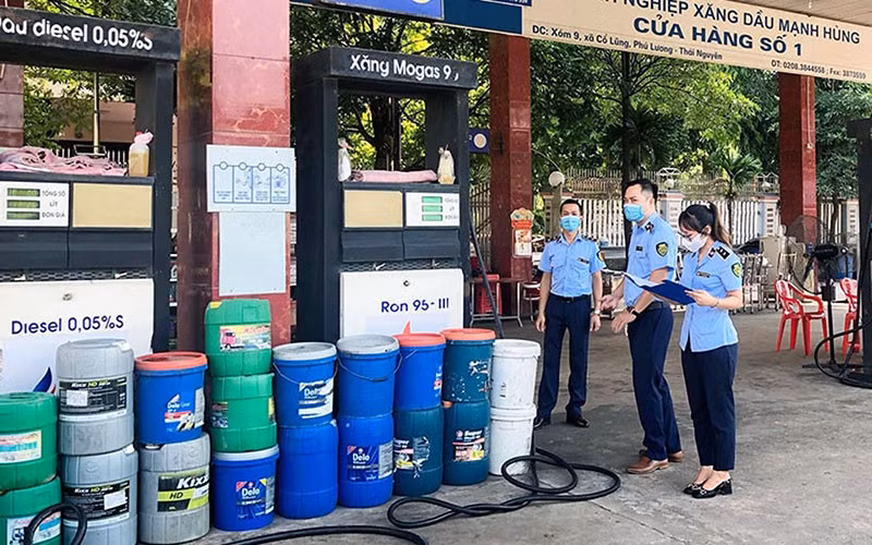 Ðội Quản lý thị trường số 5 (bộ phận Phú Lương) kiểm tra đột xuất hoạt động kinh doanh tại cửa hàng xăng dầu của Doanh nghiệp Xăng dầu Mạnh Hùng, xã Cổ Lũng, huyện Phú Lương (Thái Nguyên). Ảnh: PHAN TRANG