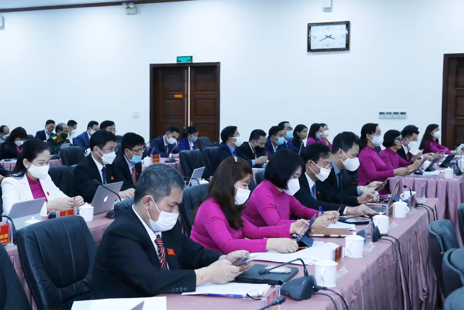 Các đại biểu HĐND tại phiên bế mạc.