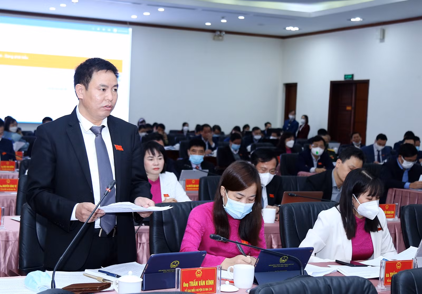 Kỳ họp thứ Ba, HĐND tỉnh: Các đại biểu thảo luận tại hội trường ảnh 3