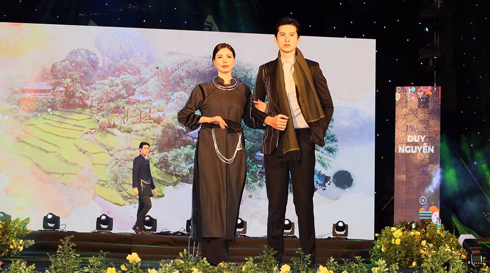 Bộ sưu tập của nhà thiết kế Duy Nguyễn lấy ý tưởng từ hạt nút cúc của trang phục người Tày và xà tích bạc.