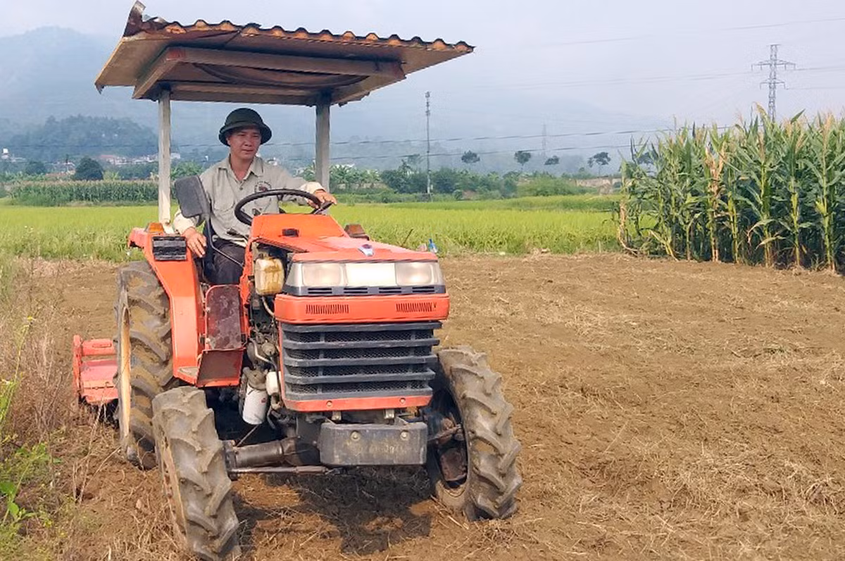 Anh Hù Văn Vàng là hộ nông dân tiên phong đưa cơ giới hóa vào sản xuất nông nghiệp.