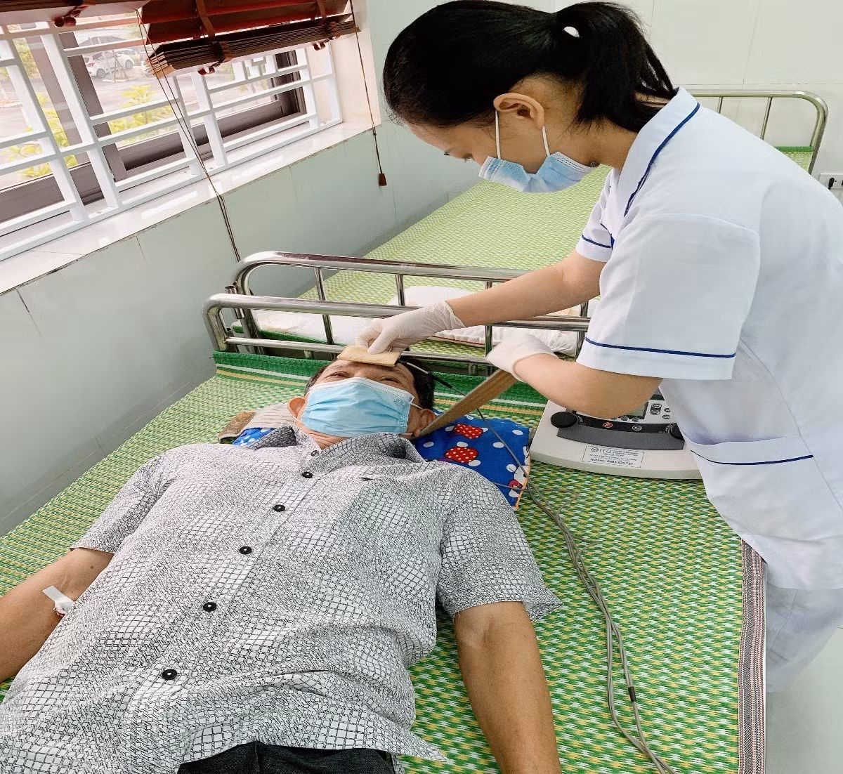 Thực hiện điện phân an thần cho người bệnh mất ngủ