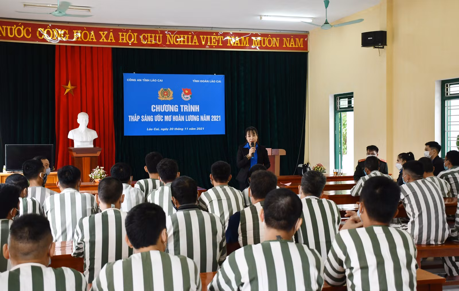 Báo cáo viên tuyên truyền tiếp lửa tinh thần cho các phạm nhân.