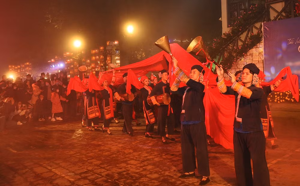 Lễ cưới của người Dao đỏ được tái hiện trong Sản phẩm tái hiện “Chợ tình Sa Pa”.