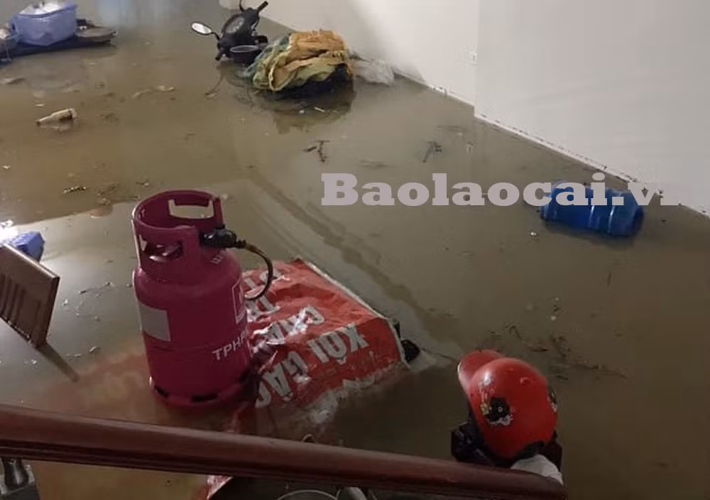 Đường Lê Thanh, phường Bắc Cường nước ngập và chảy như một dòng sông. Giao thông trên một số tuyến phố qua địa bàn phường Bắc Cường và Nam Cường bị ngưng trệ do ngập úng. Đường đi từ thành phố Lào Cai vào huyện Bát Xát, tại khu vực Cầu Sập (phường Duyên Hải) ngập sâu gây ách tắc giao thông. Ô tô của người dân thành phố Lào Cai bị ngập trong nước. Đường Trần Phú nối từ phường Kim Tân đi Bắc Cường và Nam Cường bị ngập sâu nhiều đoạn. Nhiều tuyến phố ngập sâu trên 1m. Nhiều tài sản của người dân bị hư hỏng do ngập nước. Cơ quan chức năng đã điều động nhân lực có mặt tại các điểm ngập lụt để phân luồng giao thông. Hiện, mưa đã ngớt, người dân khẩn trương khắc phục hậu quả ngập lụt.