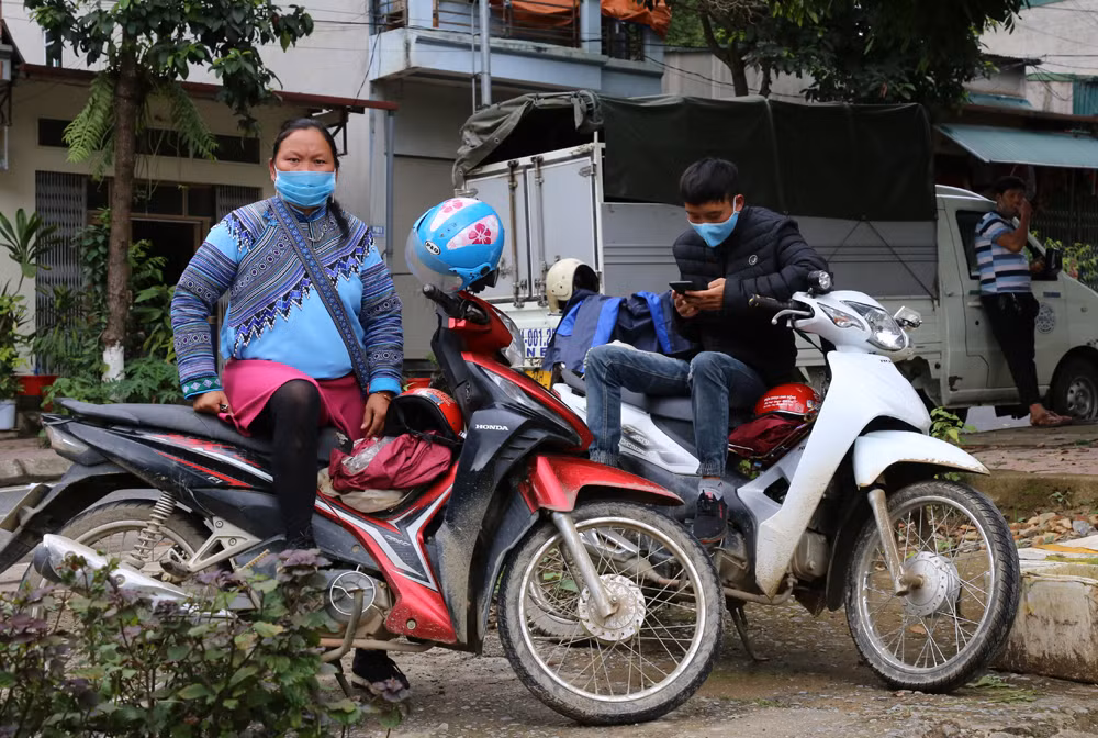 Phụ huynh ở xa đợi đón con về sau môn thi cuối.
