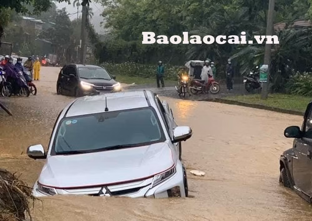 Đường Lê Thanh, phường Bắc Cường nước ngập và chảy như một dòng sông. Giao thông trên một số tuyến phố qua địa bàn phường Bắc Cường và Nam Cường bị ngưng trệ do ngập úng. Đường đi từ thành phố Lào Cai vào huyện Bát Xát, tại khu vực Cầu Sập (phường Duyên Hải) ngập sâu gây ách tắc giao thông. Ô tô của người dân thành phố Lào Cai bị ngập trong nước. Đường Trần Phú nối từ phường Kim Tân đi Bắc Cường và Nam Cường bị ngập sâu nhiều đoạn. Nhiều tuyến phố ngập sâu trên 1m. Nhiều tài sản của người dân bị hư hỏng do ngập nước. Cơ quan chức năng đã điều động nhân lực có mặt tại các điểm ngập lụt để phân luồng giao thông. Hiện, mưa đã ngớt, người dân khẩn trương khắc phục hậu quả ngập lụt.