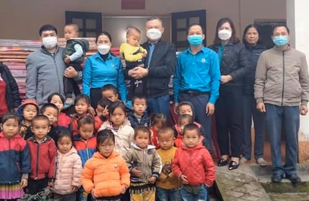 Tặng đệm cho các em học sinh Trường Mầm non xã Nậm Chảy. Các em học sinh được sử dụng đệm mới để chống rét.