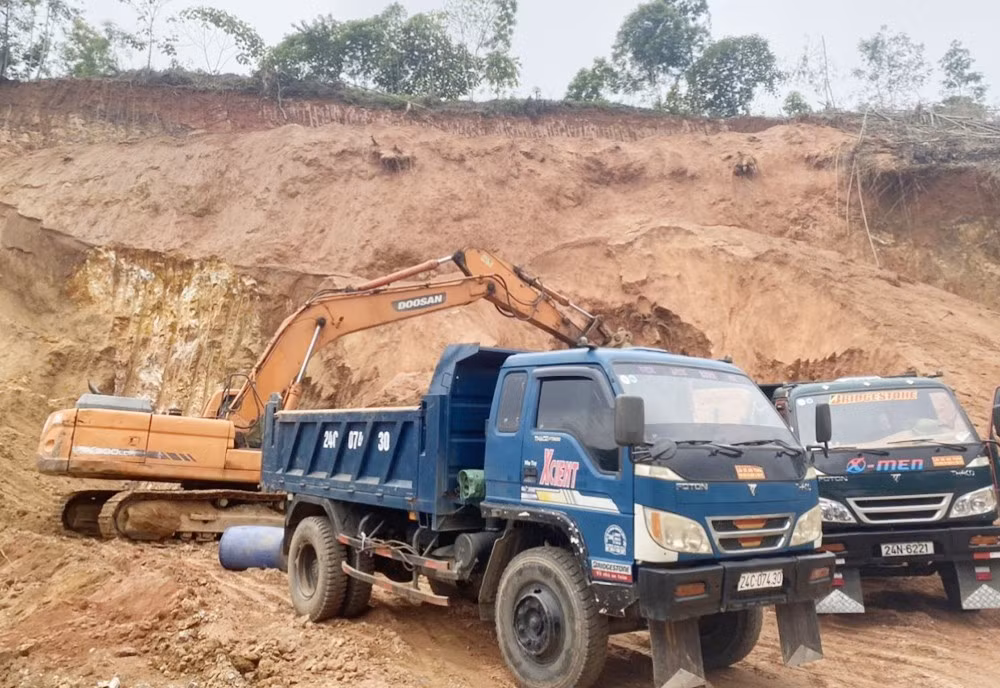 Các phương tiện xúc đất tại thửa đất số 350 (ảnh ông Trần Thái Dương cung cấp).